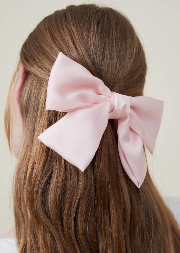 Bow clips are becoming a fashion phenomenon under the influence of Coquette style.