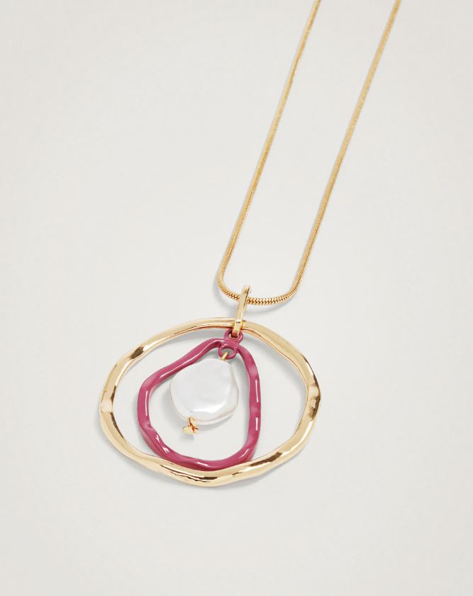 Parfois's minimalist necklace can be coordinated with many types of outfits.