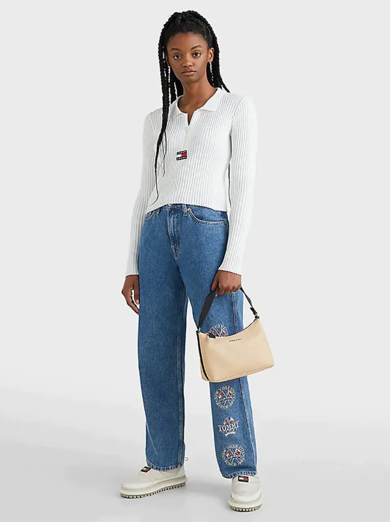 TOMMY HILFIGER's cute and basic shoulder bag suits a variety of styles