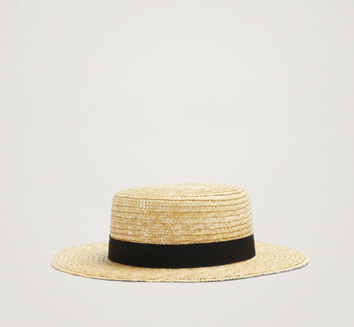 The vintage straw hat brings a classic feeling to help you transform into a muse under the romantic European sky.